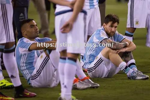 阿根廷选手在冰上曲棍球比赛中夺冠