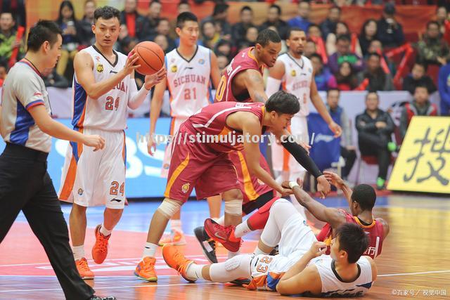 深圳男篮备战全队备战，冲击胜利