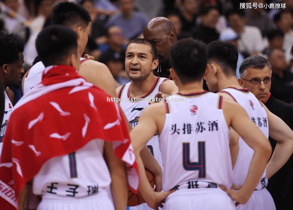 星空体育-绿衫军后卫关键出手,力夺比赛胜利