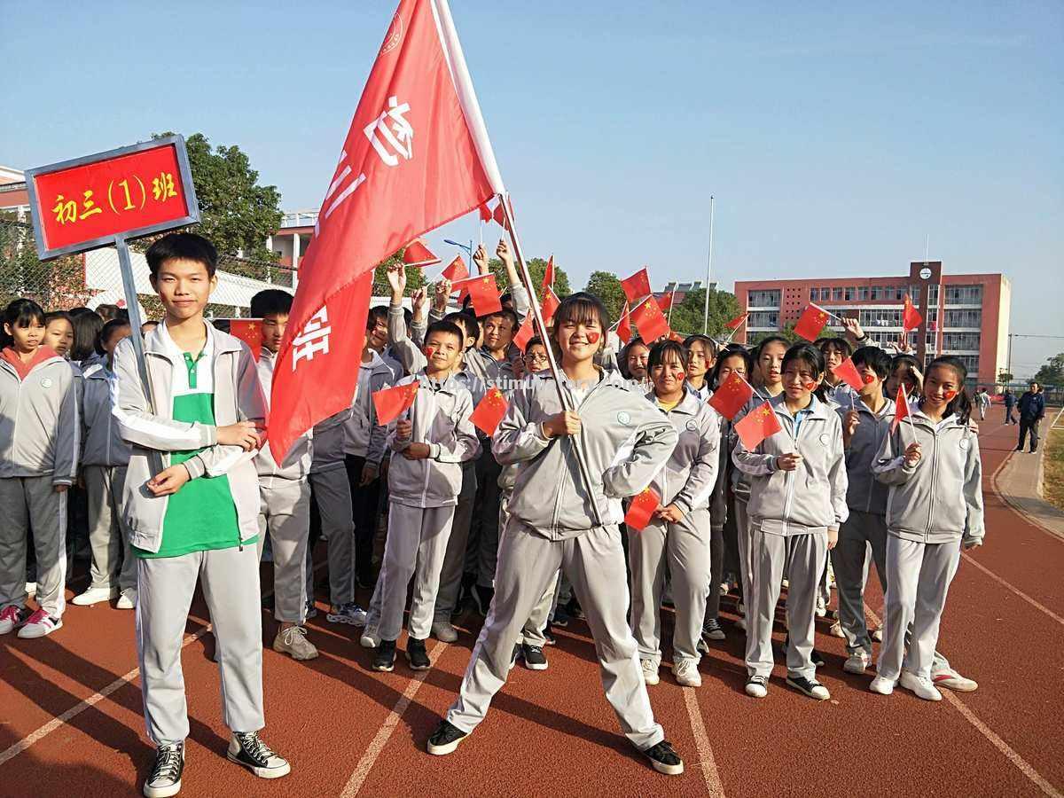 球员们在比赛中展现出勇往直前的拼搏精神 球员们在比赛中展现出勇往直前的拼搏精神