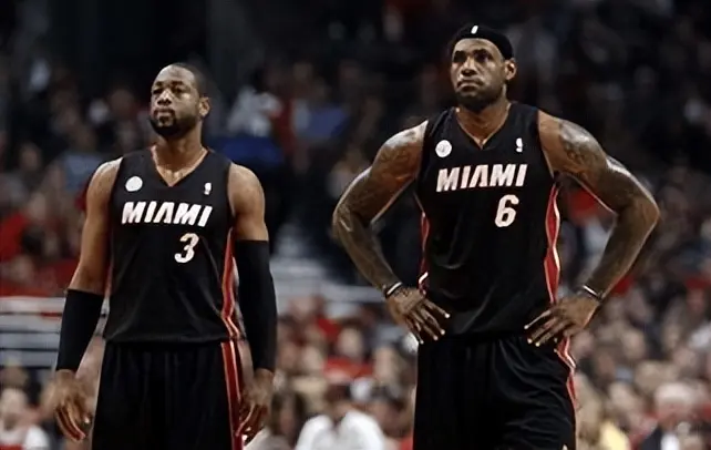 篮球决赛胜负难分,双方势均力敌 篮球决赛胜负难分,双方势均力敌