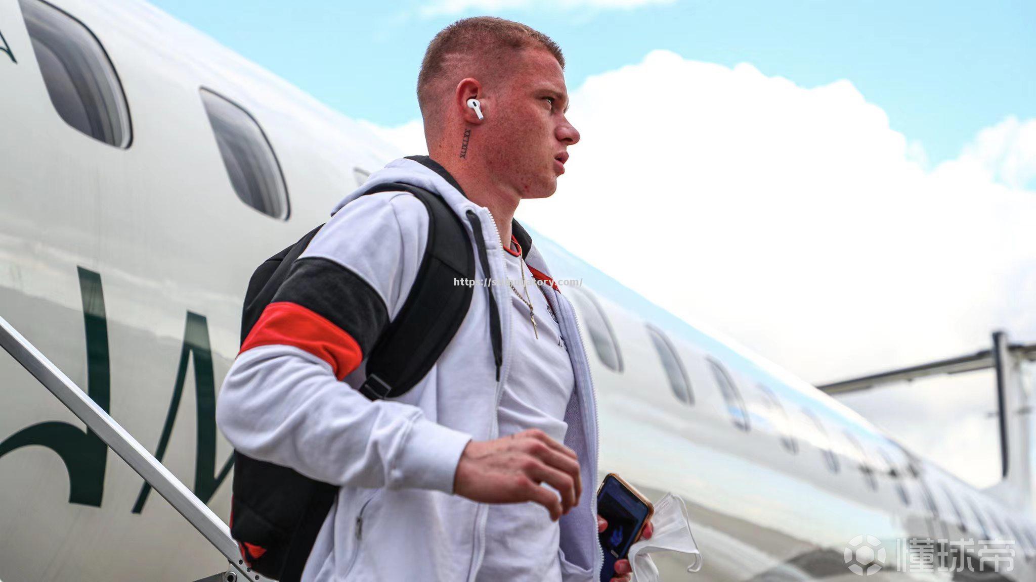 星空体育-朗斯球员集体展现出团结一致的精神