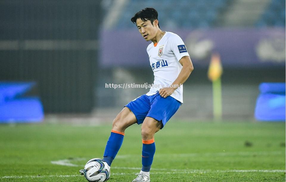 重庆队新援亮相,球迷期待他的表现 重庆队新援亮相,球迷期待他的表现