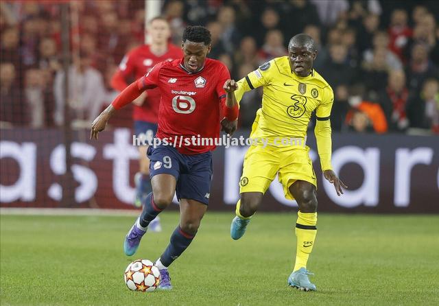 切尔西中场精准传球，帮助球队逆转