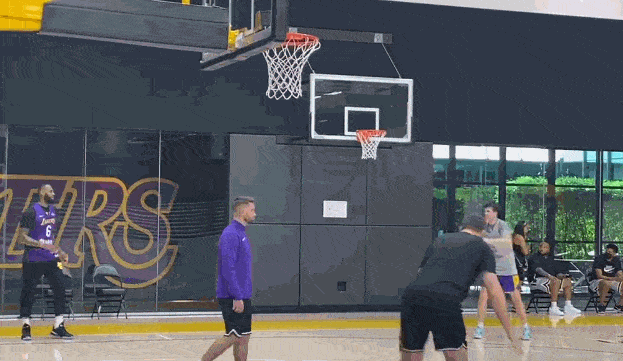 星空体育-湖人队长受伤,球队面临挑战