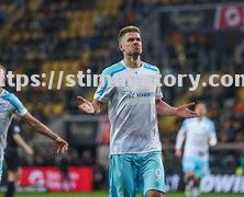 星空体育-经历波折:沙尔克队员艰难奋斗,终获胜利