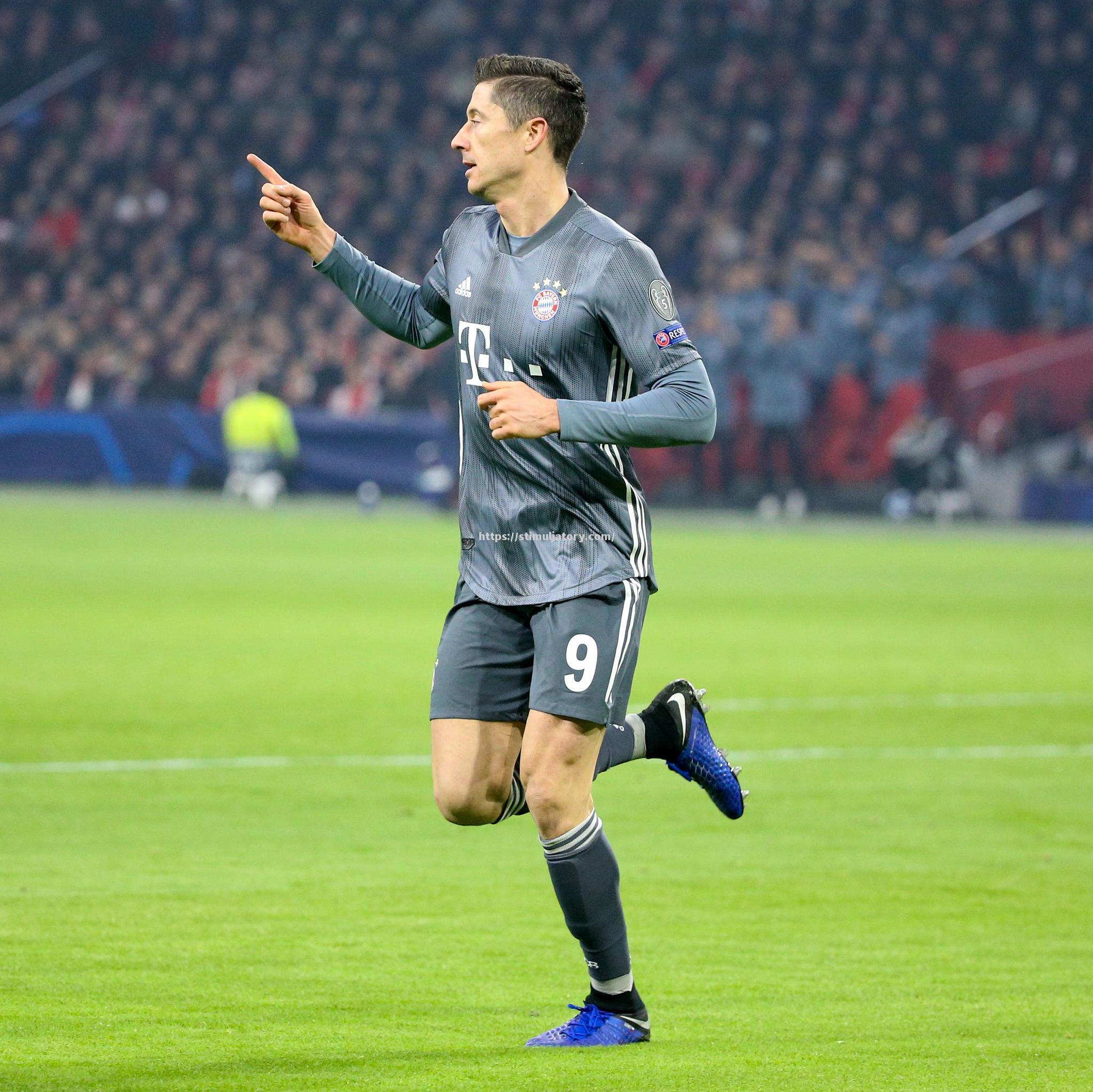 阿贾克斯战平面临复赛，范德比克力挽狂澜