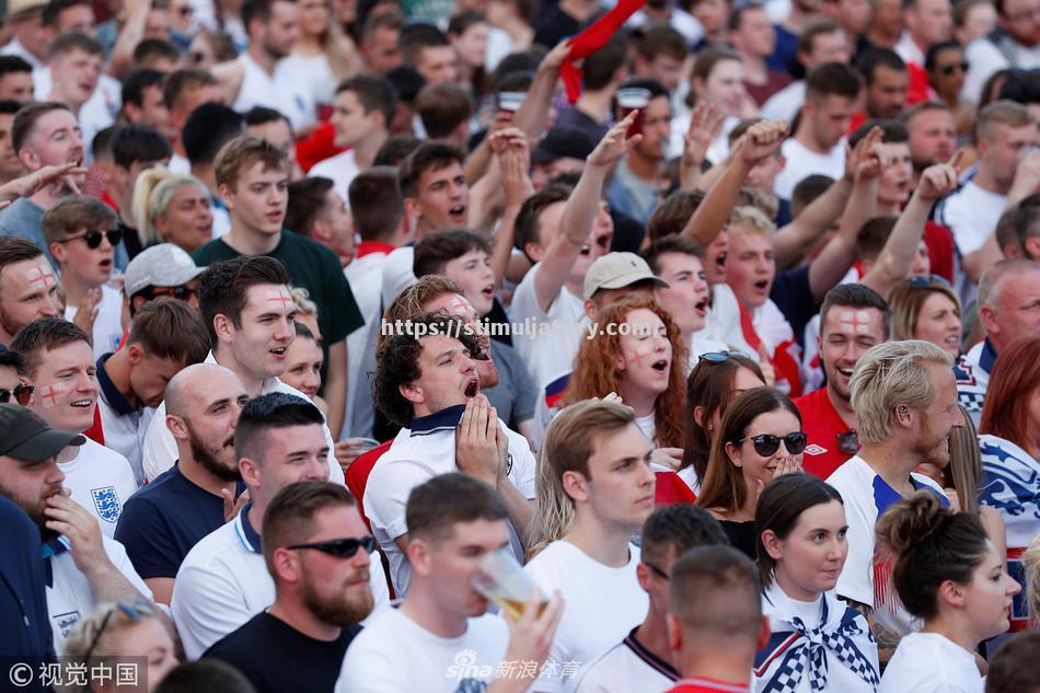 星空体育-青岛黄海球迷助威震天响,队员们斗志昂扬