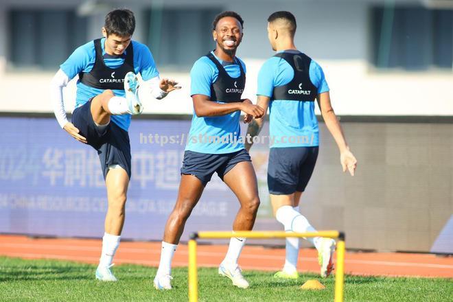星空体育-中超球员风采熠熠,赛场上展现技艺精湛