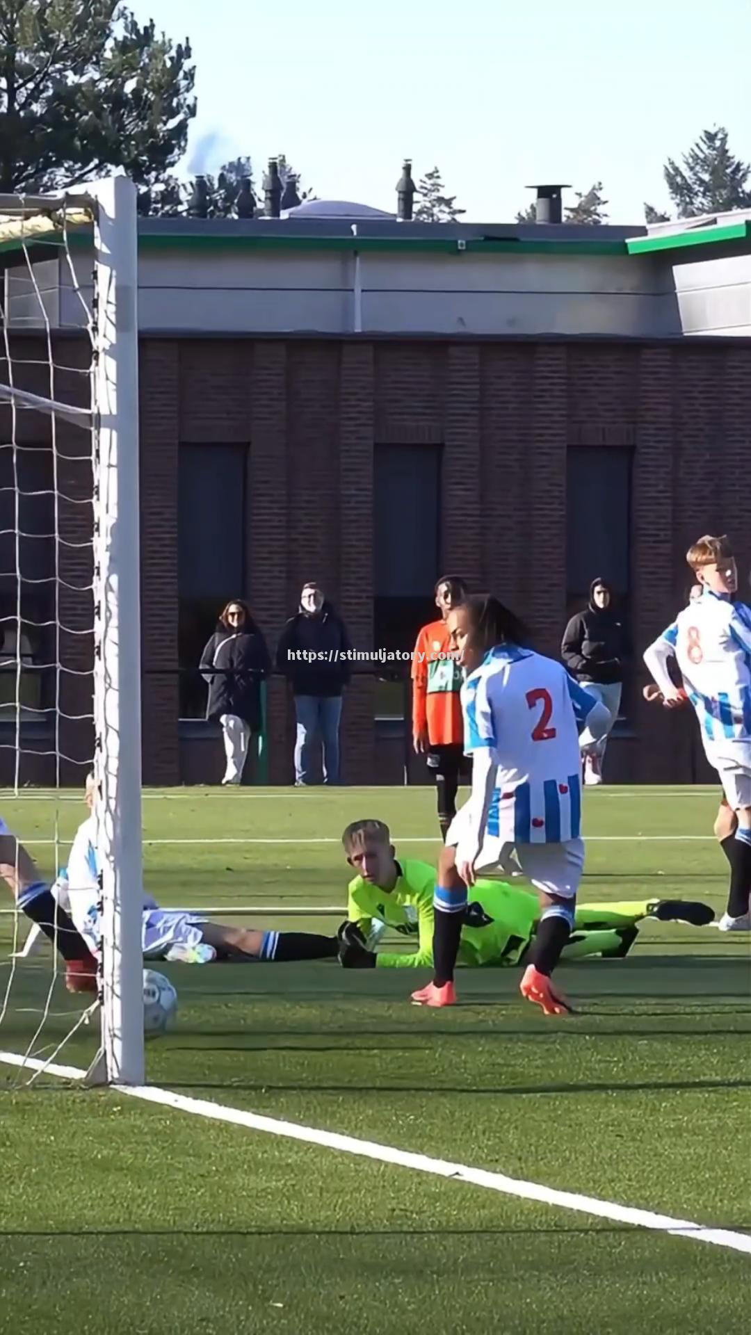 星空体育-赛场燃情激战,球员奋力拼搏争夺胜利