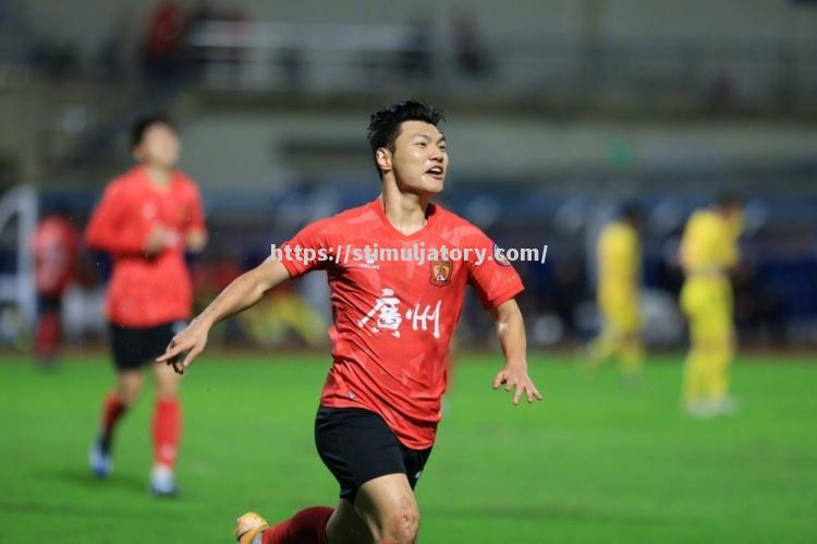 广州队坚守主场,欲赢得本轮比赛 广州队坚守主场,欲赢得本轮比赛