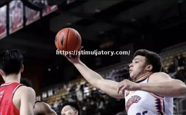 球员在关键时刻挺身而出，帮助球队赢得比赛