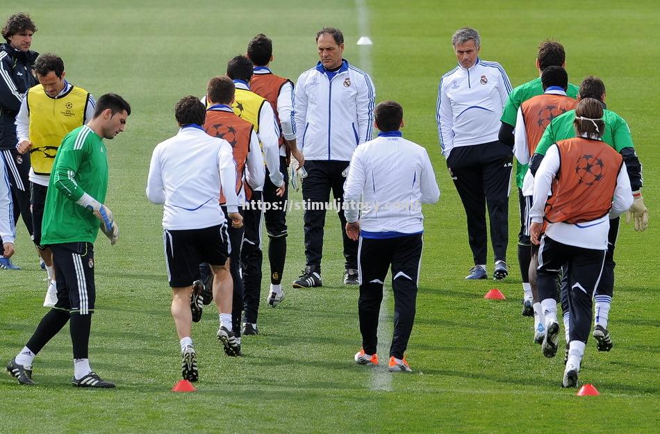 荷兰女足队员奋力在训练中突破自我，备战赛季