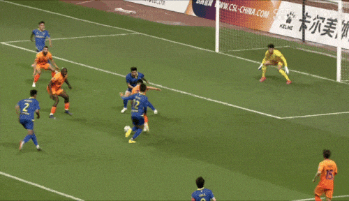 双方球队在场上比拼,激发出无尽激情和斗志 双方球队在场上比拼,激发出无尽激情和斗志