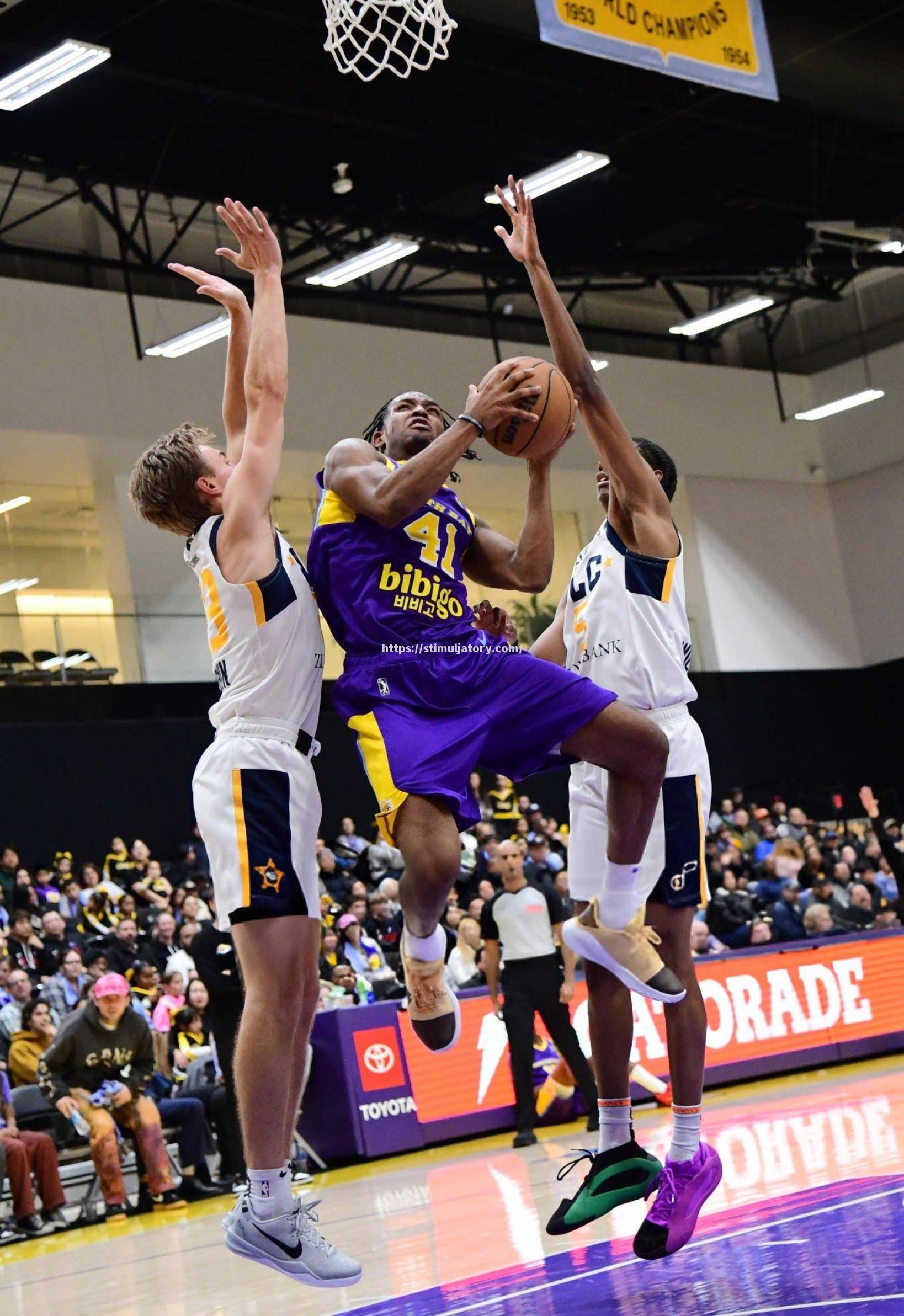 湖人关键时刻发挥，主场逆转开拓者